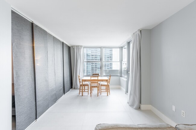Building Photo - 2899 Collins Ave