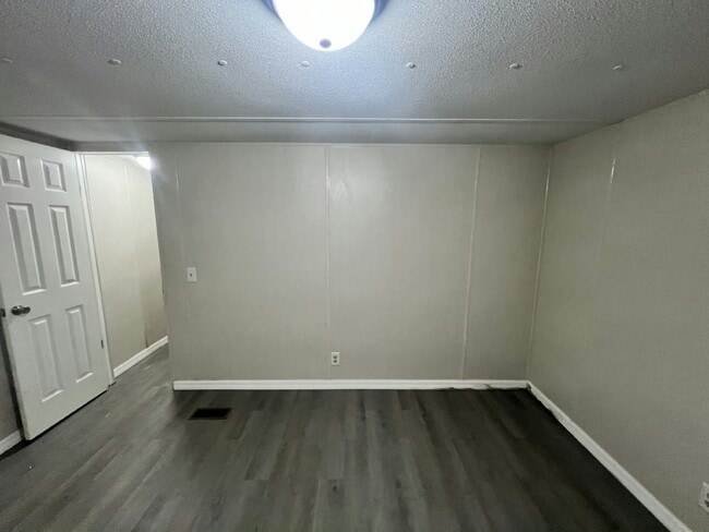 Building Photo - 71A Tower Manor Cir E