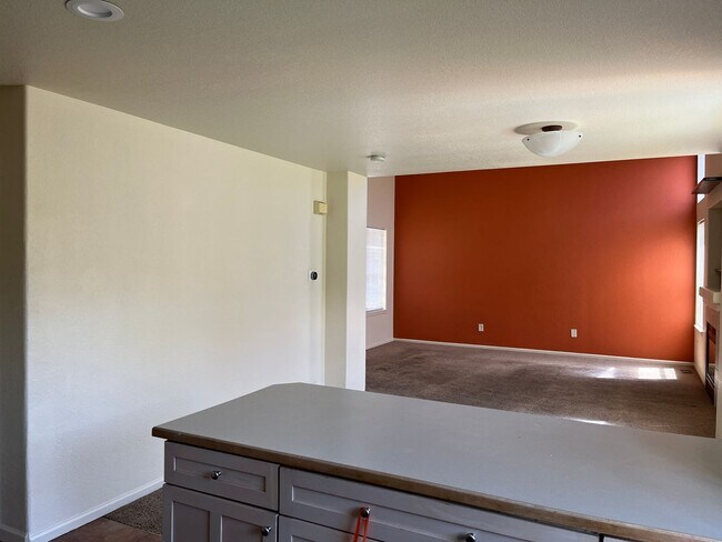 Building Photo - 3 bed 2.5 bath house beside Bear Creek Par...