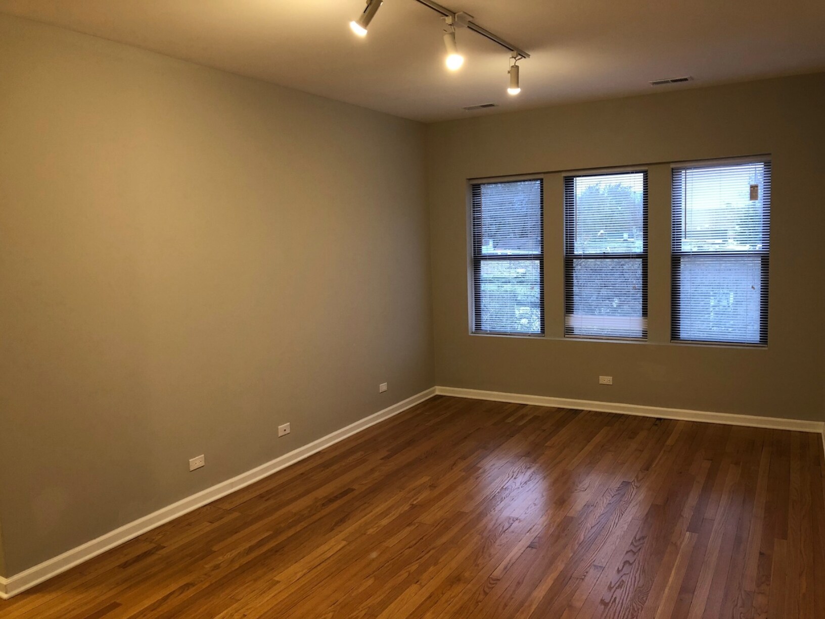 Living Room - 3217 W Cullom Ave