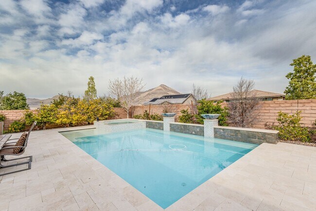 Building Photo - Stunning 5Bed/4.5 Bath home located in a prestigious guard gated community in Summerlin