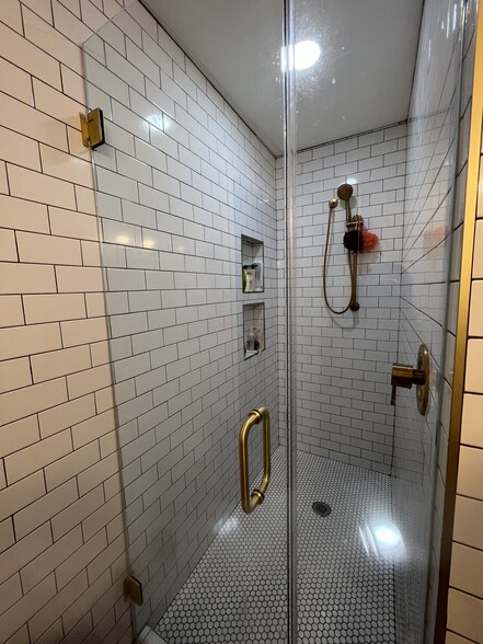Ensuite bath/main bedroom - 18306 Center St