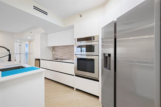 Building Photo - 6767 Collins Ave