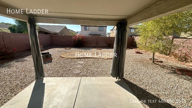 Building Photo - Excellent 4 bedroom, 3 bath home is Phoenix!