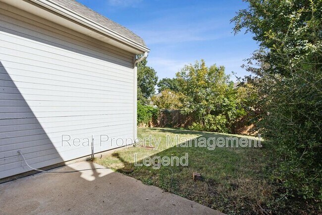 Building Photo - 8012 Greenwood Dr