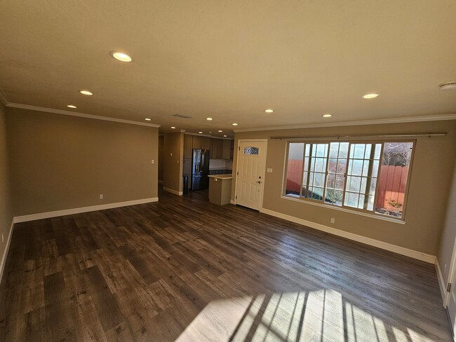 Building Photo - Beautifully Remodeled 3 Bedroom Home in Un...