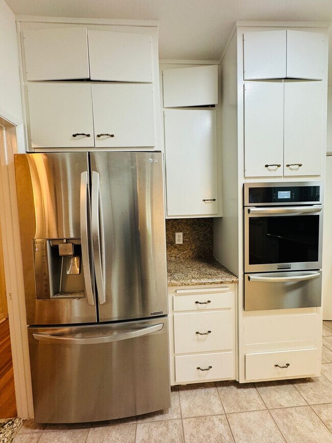 Building Photo - 902-360 N MANSFIELD AVE