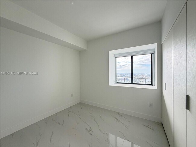 Building Photo - 700-724 3503