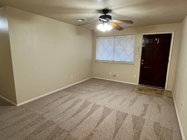 Building Photo - Charming Moore Home with Big Backyard!