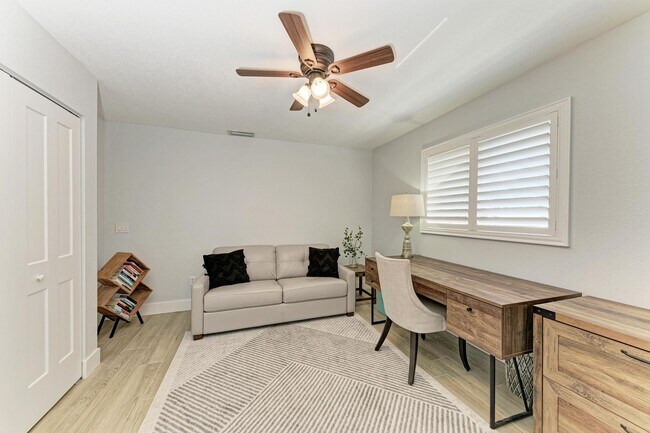 Building Photo - Furnished/Unfurnished ** Annual Rental ** Available 5/1/26 ** 4 Bed/2 Bath Single Family Home ** ...
