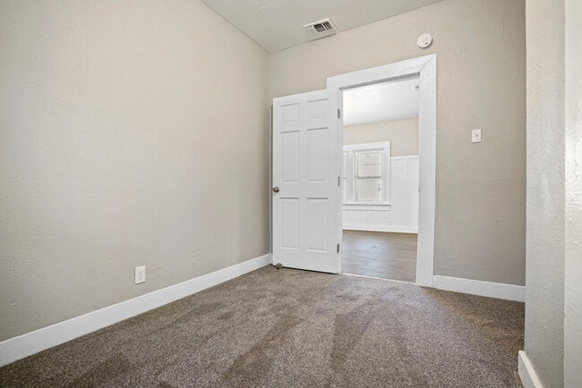 Building Photo - Charming 3 Bedroom Home Near Broadway | Spacious Layout | Prime Sacramento Location