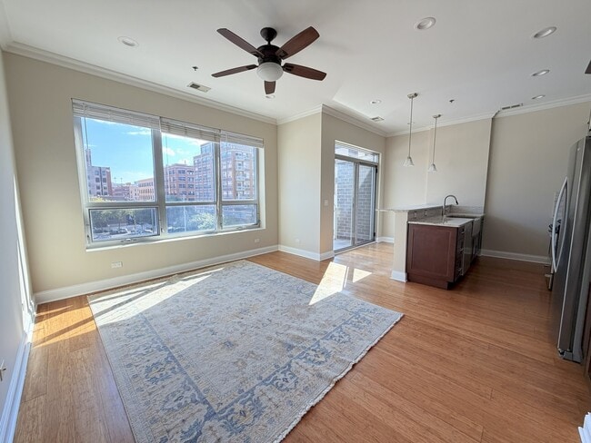 Building Photo - 1002 W Van Buren St
