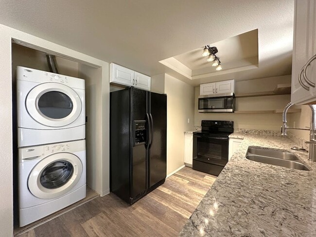 Building Photo - Townhouse in Desirable University Place Ne...
