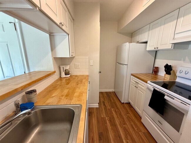 Building Photo - 3300 Pebblebrook Dr