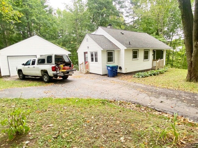 Building Photo - 4-Bedroom, 1 Bath Home on Wooded Lot near ...