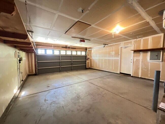 Building Photo - Brand New Flooring and FRESH Paint - SPACIOUS 3 BEDROOM HOUSE IN LIVERMORE!!!