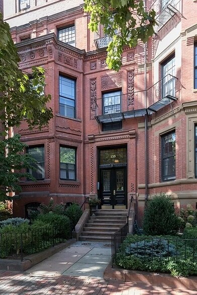 Building Photo - 135 Marlborough St