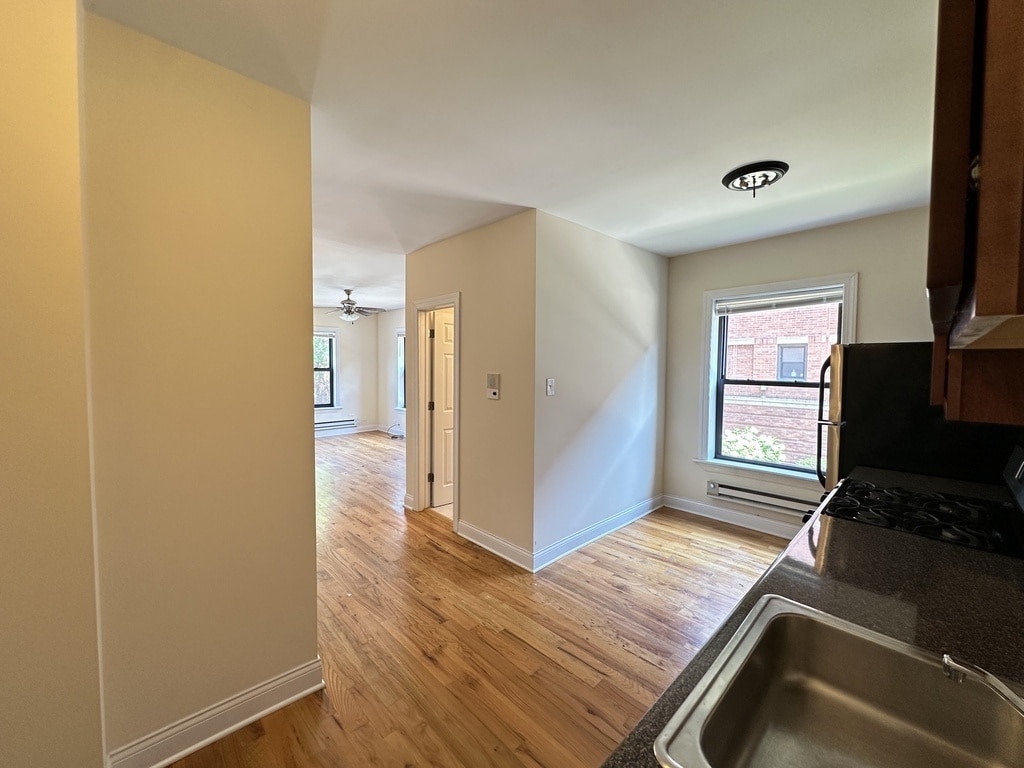 Building Photo - 938 W Cornelia Ave