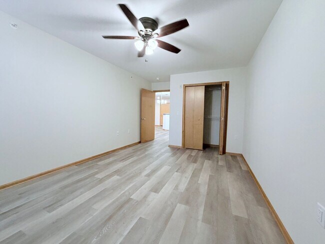 Building Photo - 2 Bed / 2 Bath Apartment in Madison, WI 53579