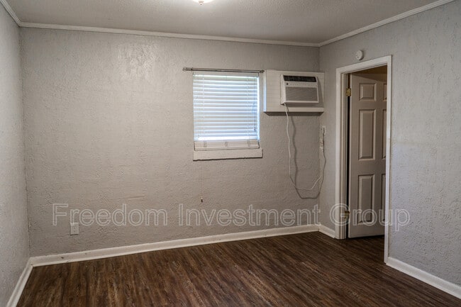 Building Photo - 501 Whitecrest Dr