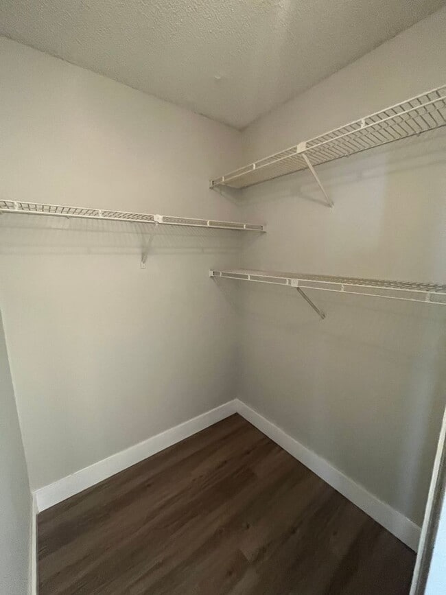 Building Photo - ONE BEDROOM ONE BATHROOM !! Waterfront Community