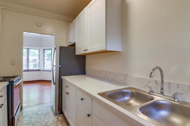 Building Photo - Charming Top Floor 1-Bedroom Apartment in ...