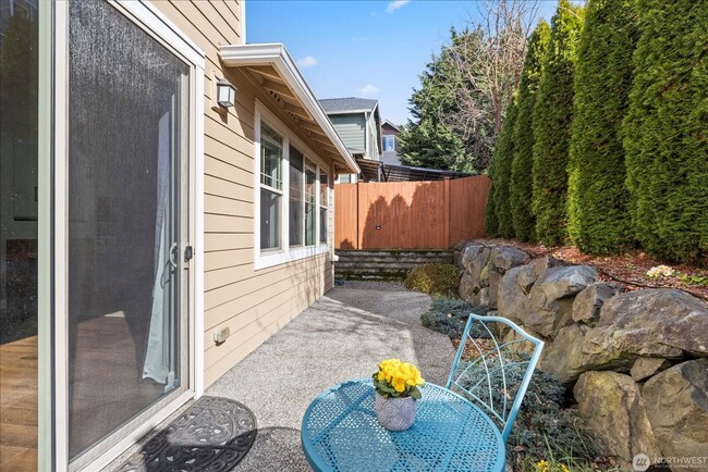 Building Photo - 3BD/2.5BTH Modern Townhouse in Greekbrooke...