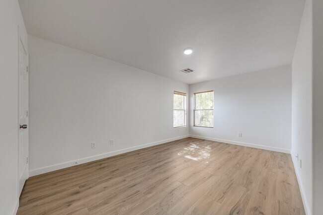 Building Photo - Fully Remodeled & Move-In Ready – Modern Finishes + Huge Loft!
