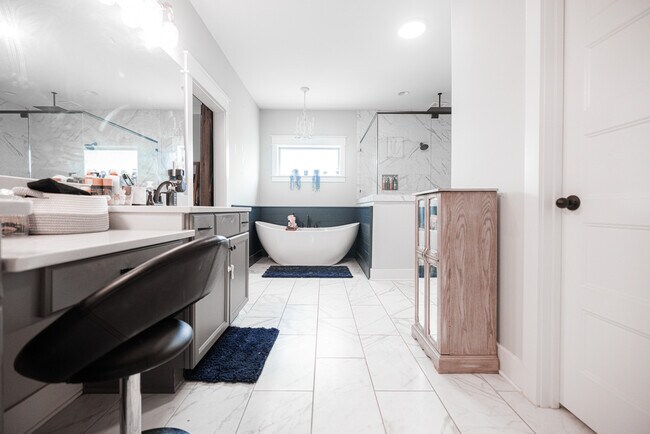 Building Photo - 918 Woodford Cv E