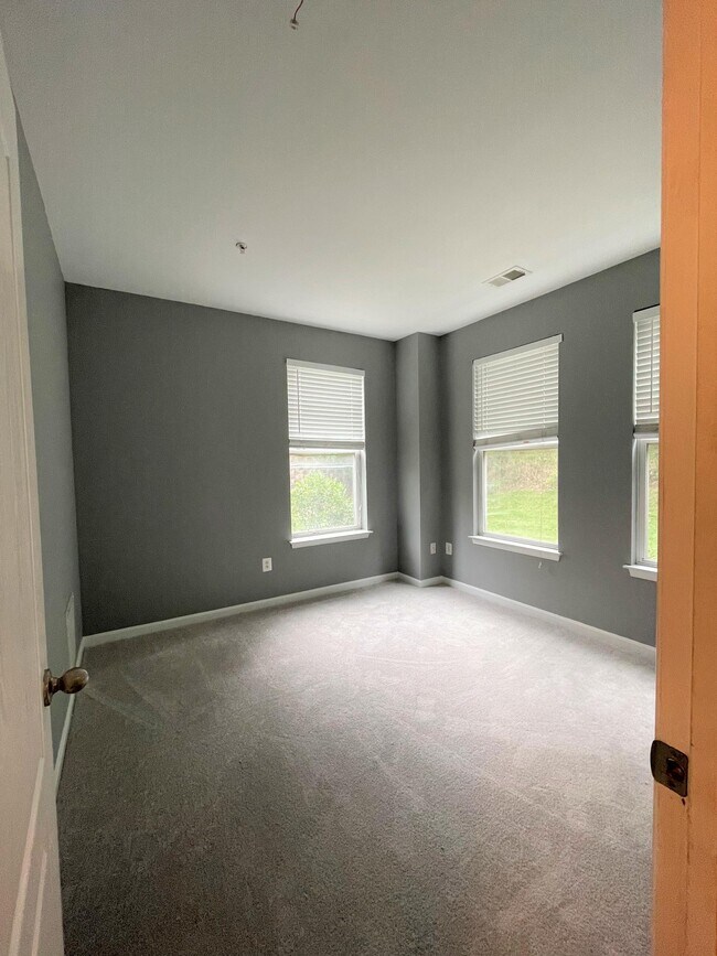 Building Photo - 400 Ava Way NE