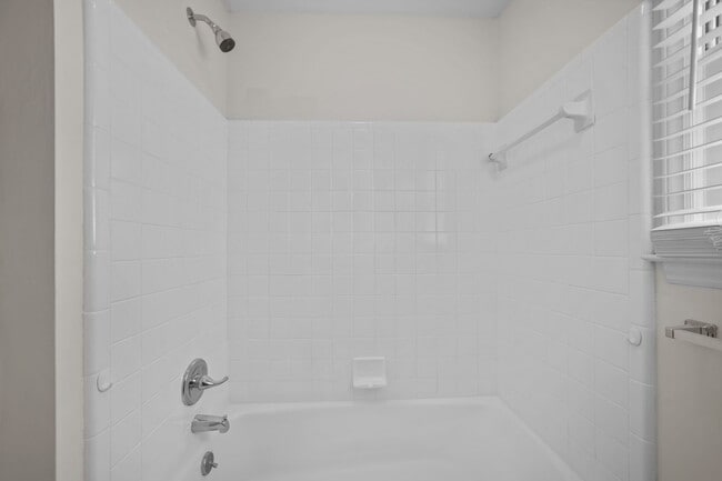 Building Photo - 340 Circle Dr