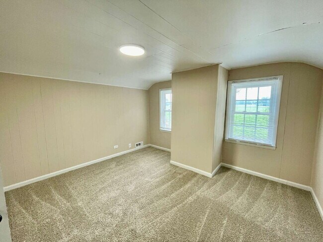 Building Photo - Spacious 4-Bedroom Farmhouse with 2.5 Baths in Raeford!