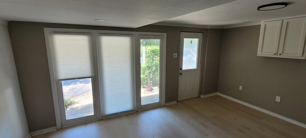 Building Photo - 125 Woodland Dr