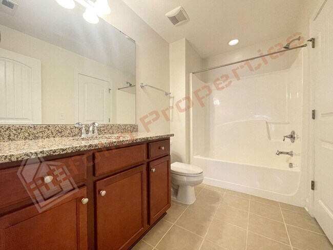 Building Photo - Beautiful 5 Bedroom End Unit Townhouse wit...