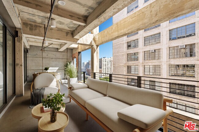 Building Photo - 808 S Broadway