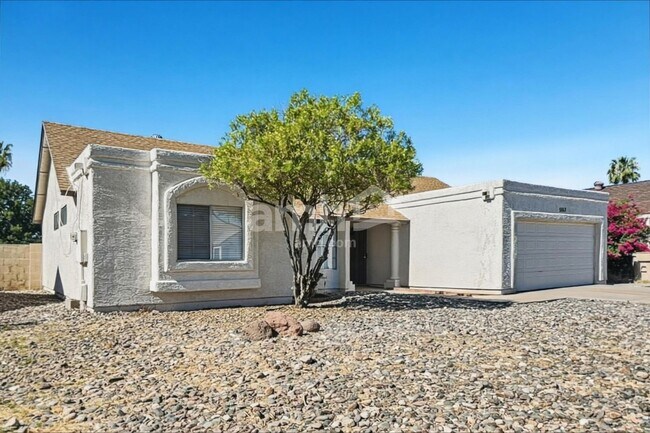 Building Photo - 5553 W Shangri-la Rd