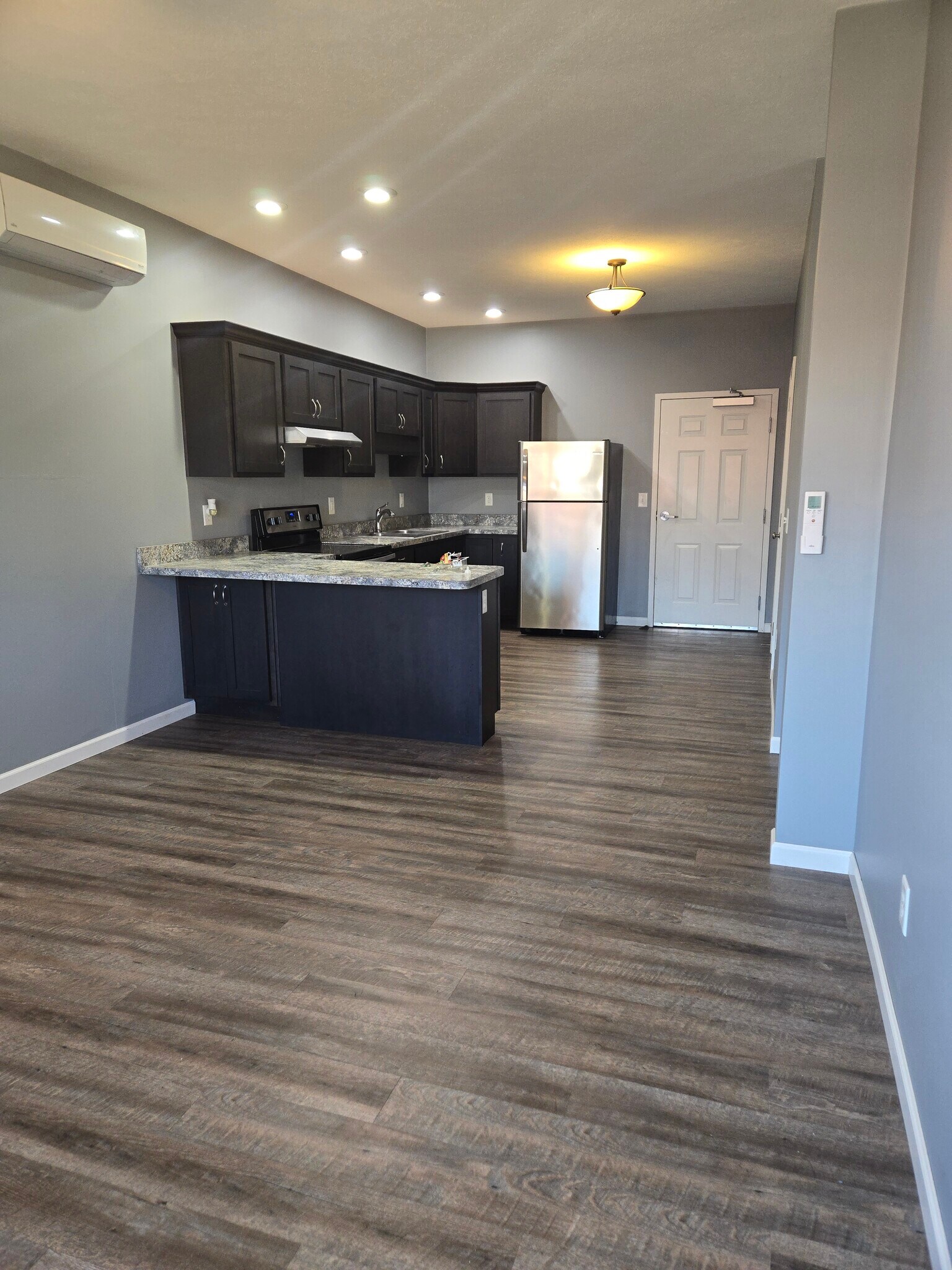 Kitchen/Entry - 121 W Washington St