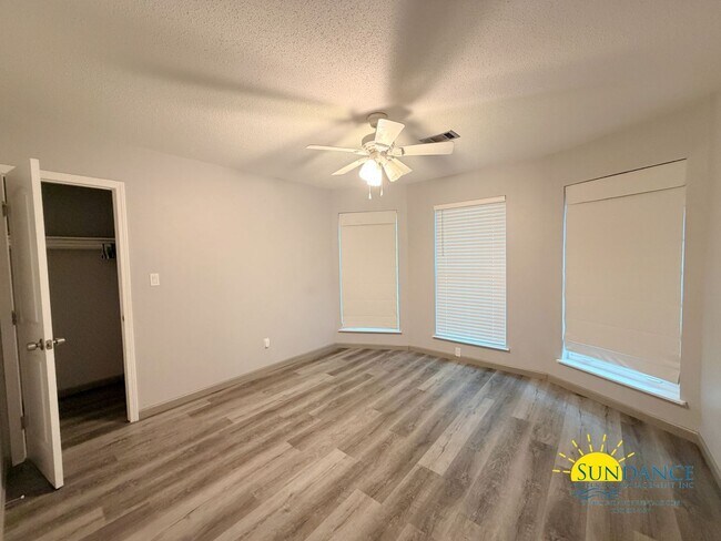 Building Photo - Stunning 3 Bedroom Home in Mary Esther-Near Hurlburt Field AFB!