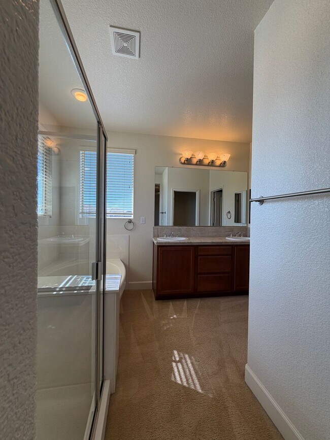 Building Photo - Spacious 4 Bedroom, 2.5 Bath in North Valleys