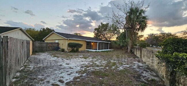 Building Photo - 703 Sunbury Ct