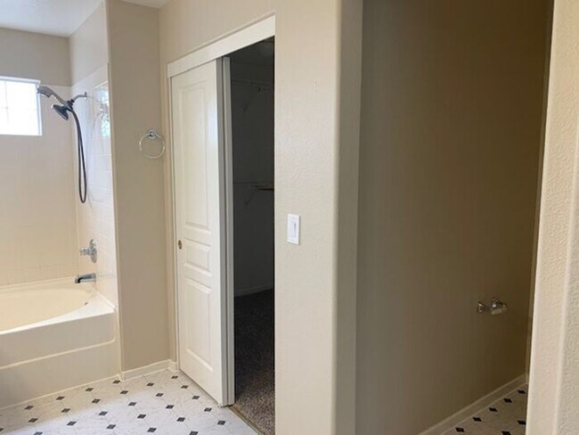 Building Photo - 3200 Fairlands Ct