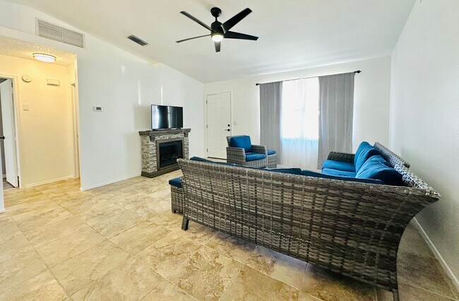 Building Photo - Charming fully furnished 2/2 home in Natur...