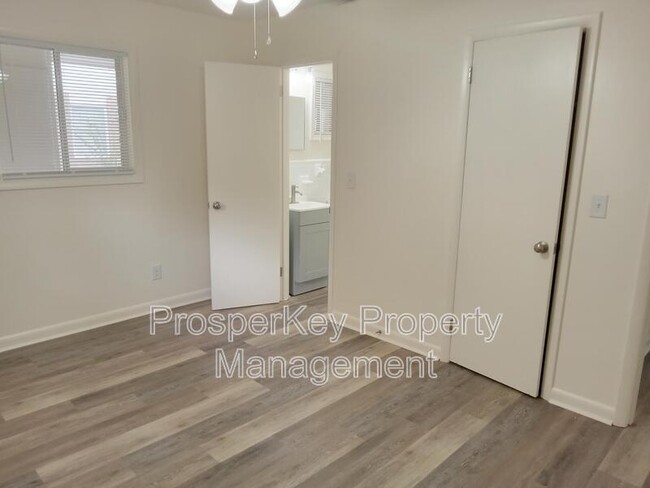 Building Photo - 708 Wright Dr