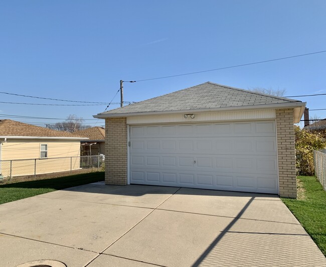 Building Photo - 4721 N Ozanam Ave