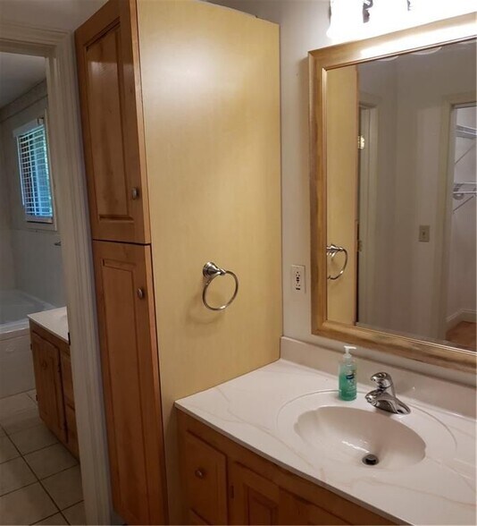 Building Photo - 3662 Rock Springs Dr