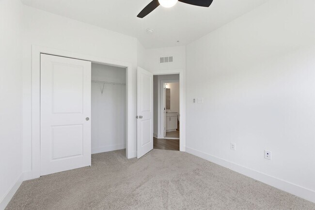 Building Photo - Beautiful 4 BR/4.5 BA EOG Townhome in Laurel!