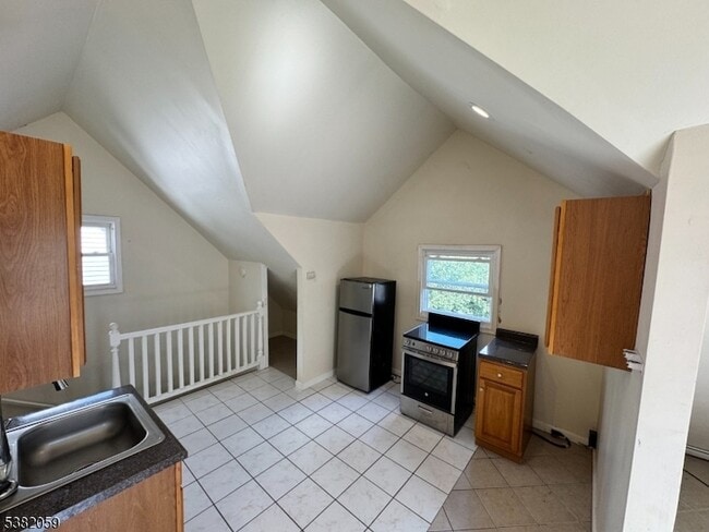Building Photo - 163 Linden Ave