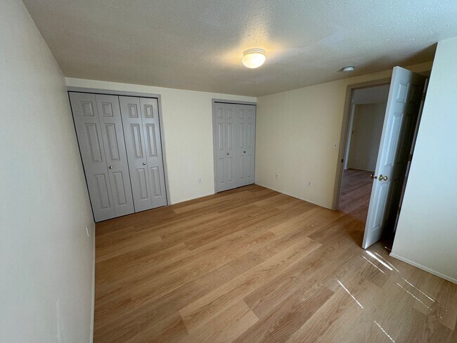 Building Photo - 1048/A/