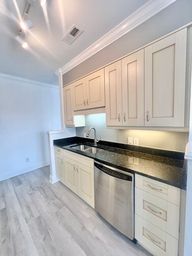 Building Photo - Mayfaire Townview 3rd floor 2BR unit with ...