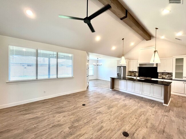 Building Photo - 4 Bed/2 Bath Home